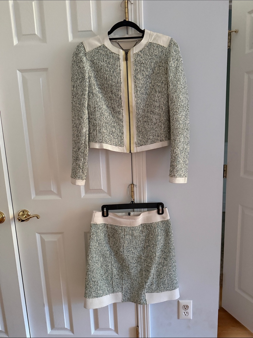 Elie Tahari Tweed zipfront jacket & skirt suit-light Gray & Cream w/leather trim
